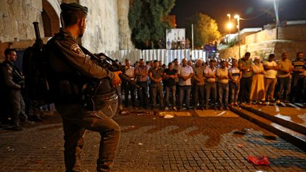 Des milliers de Palestiniens, rassemblés devant la porte des lions de l'esplanade des Mosquées, à Jérusalem, le 19 juillet 2017. (AHMAD GHARABLI / AFP)