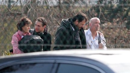 La cycliste Jeannie Longo et le pr&eacute;sentateur de l'&eacute;mission "Dropped",&nbsp;Louis Bodin (R), &agrave; leur arriv&eacute;e &agrave; l'a&eacute;roport Roissy-Charles-de-Gaulle le 14 mars 2015.&nbsp; (JOEL SAGET / AFP)