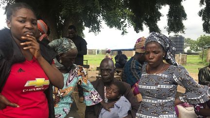 Des parents retrouvent des élèves libérés de l'école secondaire baptiste Bethel à Damishi, au Nigeria, le 25 juillet 2021.&nbsp; (AP / SIPA)