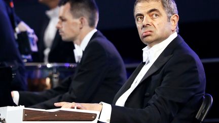 C'est bien lui, Rowan Atkinson, l'&eacute;ternel Mister Bean, qui fait mine de s'ennuyer au clavier. (KAI PFAFFENBACH / REUTERS)