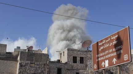 Poussi&egrave;re et fum&eacute;e s'&eacute;l&egrave;vent dans le ciel d'Alep, en Syrie, apr&egrave;s un bombardement, le 27 avril 2014. (BARAA AL-HALABI / AFP)