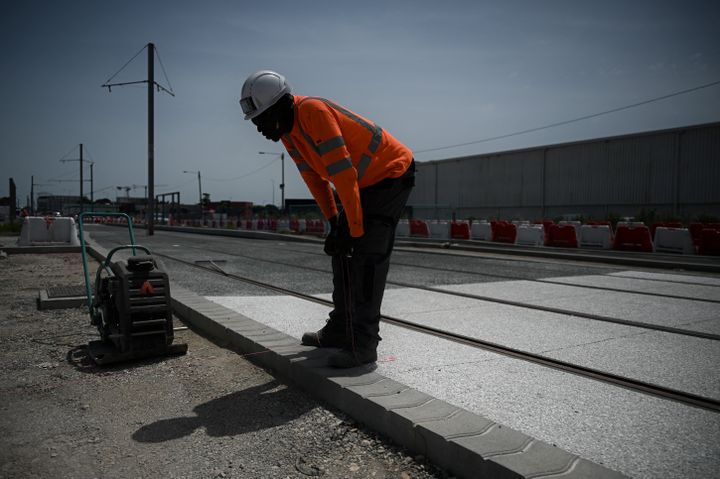 Un ouvrier semble souffrir de la chaleur sur un chantier de travaux publics à Mérignac (Gironde), le 14 juin 2022. (PHILIPPE LOPEZ / AFP)