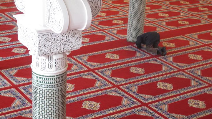 Un homme prie dans la Grande mosqu&eacute;e de Saint-Etienne, le 3 f&eacute;vrier 2015. (ARIANE NICOLAS / FRANCETV INFO)