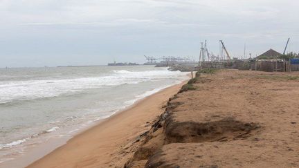 Une photo prise à Lomé, le 2 juin 2018 montre des machineries sur le site de la construction du nouveau port. Le village de pêcheurs d'Agebkope et d'autres communautés balnéaires le long de la côte togolaise ont longtemps vécu avec les conséquences de l'érosion due aux vents forts et aux vagues de l'océan Atlantique.  (YANICK FOLLY/AFP)