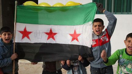 Le 18 février 2012. Des gamins crient des slogans contre le président syrien devant leur foyer temporaire d’al-Ramtha, ville jordanienne près de la frontière syrienne.

L'agence des Nations-Unies pour les Réfugiés a ouvert un centre médical à al-Ramtha, où près de cinquante Syriens sont soignés quotidiennement.

La Jordanie s'est dite prête à fournir des soins médicaux aux réfugiés syriens s'ils sont enregistrés auprès du HCR. ( REUTERS/Majed Jaber )