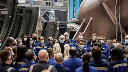 Le président Emmanuel Macron lors d'une visite à l'usine de turbines nucléaires de Belfort, le 10 février 2022. (JEAN-FRANCOIS BADIAS / POOL / AFP)