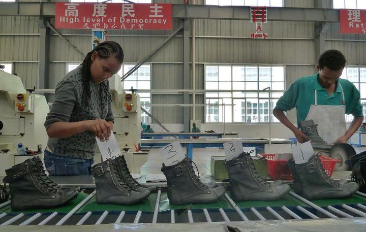 L'usine de chaussures Huajian à Dukem en Ethiopie en 2012 (à noter le texte en anglais écrit sur le panneau au dessus des travailleurs). (JENNY VAUGHAN / AFP)