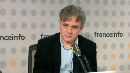 Riss, dessinateur et directeur de la rédaction de Charlie Hebdo, était le grand témoin de la matinale de franceinfo, vendredi 16 septembre (FRANCEINFO / RADIOFRANCE)