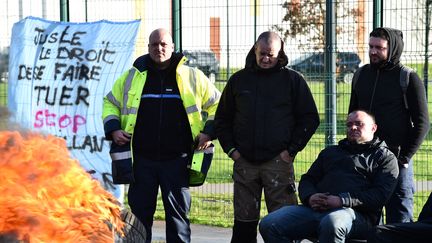 Des surveillants bloquent la prison de Condé-sur-Sarthe (Orne), le 7 mars 2019. (JEAN-FRANCOIS MONIER / AFP)