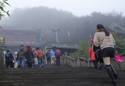 Les touristes se pressent devant l'entrée de la grotte du Bouddha d'Or, qu'on dit sacrée mais qui a ouvert ses portes en 1998. (MARTIN DELACOUX)