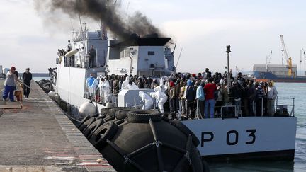 Des migrants arrivent dans le port de Catane, en Sicile (Italie), le 23 avril 2015. (ALESSANDRO BIANCHI / REUTERS)