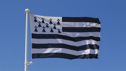 Le drapeau breton, "Gwenn ha du", créé en 1923. (JACQUES LOIC / PHOTONONSTOP VIA AFP)