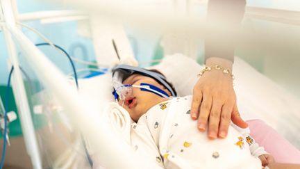 Un bébé soigné pour une bronchiolite à Bry-sur-Marne (Val-de-Marne), le 8 décembre 2021. (ALINE MORCILLO / HANS LUCAS / AFP)