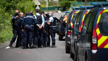 Des gendarmes participant aux recherches pour tenter de retrouver Valentin Marcone, le 13 mai 2021 à Saumane (Gard).&nbsp; (CLEMENT MAHOUDEAU / AFP)