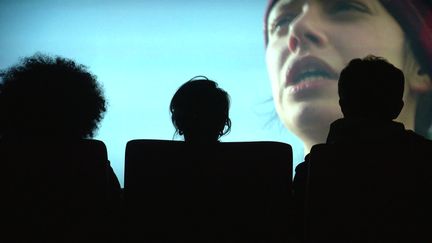 Charlène Favier,&nbsp;Yann Maritaud et&nbsp;Thomas Besson regardent leur film "Slalom".&nbsp; (France 3 Auvergne Rhône-Alpes)