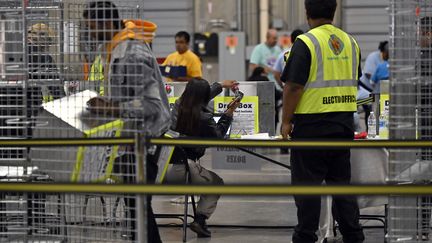 Des bulletins de votes sont transportés pour être comptés, mardi 5 novembre, à Las Vegas, dans le Nevada. (DAVID BECKER / GETTY IMAGES NORTH AMERICA)