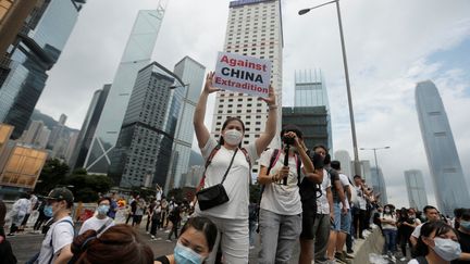 Le projet de loi a suscité une levée de boucliers de Hongkongais qui redoutent une justice chinoise opaque et politisée, et pensent que cette réforme nuira à l'image internationale et l'attractivité du territoire semi-autonome.
 (THOMAS PETER / REUTERS)