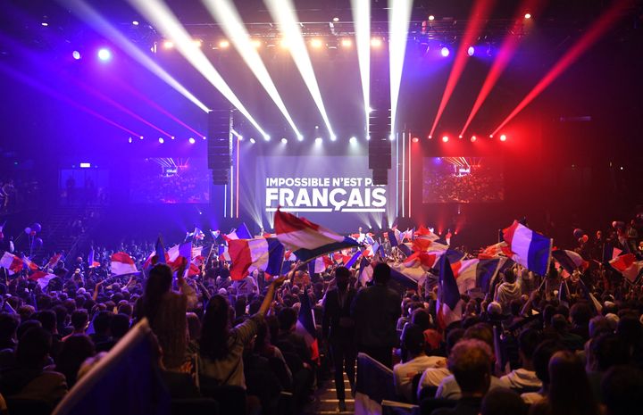 Des militants d'Eric Zemmour lors du dernier meeting du candidat à l'élection présidentielle, le jeudi 7 avril 2022, à Paris. (BERTRAND GUAY / AFP)