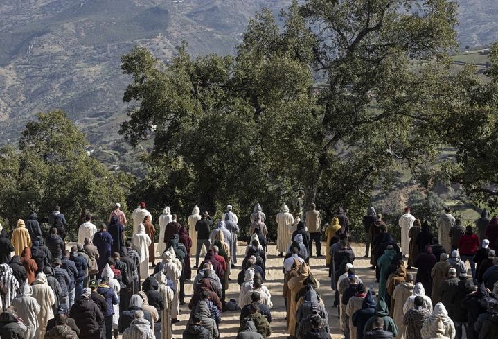 Des Marocains prient lors de l'enterrement de Rayan dans le village d'Irghane, le 7 février 2022. (FADEL SENNA / AFP)