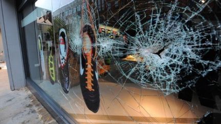 Vitre brisée d'un magasin de Manchester lors d'émeutes survenues le 9 août 2011 (AFP/ANDREW YATES)