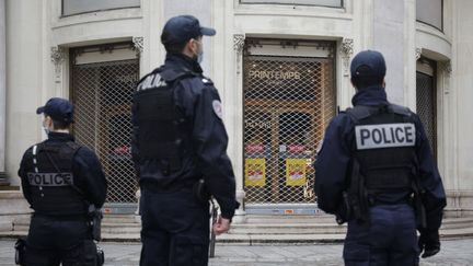 Des policiers dans une riue de Paris, le 31 décembre 2021. Photo d'illustration. (GEOFFROY VAN DER HASSELT / AFP)