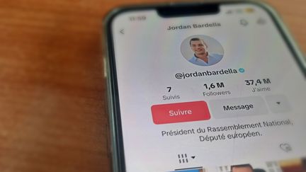 Jordan Bardella est l'une des personnalités politiques les plus populaires sur TikTok (1,6 million d'abonnés), aux côtés d'Emmanuel Macron et de Jean-Luc Mélenchon.  (SIMON CARDONA / RADIO FRANCE)