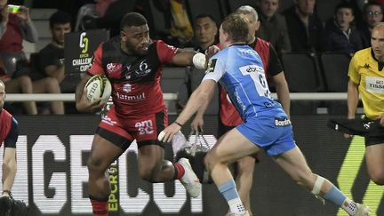 Le Lyonnais Josua Tuisova au contact avec un joueur de Worcester, à Gerland, en Challenge Cup, le 15 avril 2022. (MAXIME JEGAT / MAXPPP)