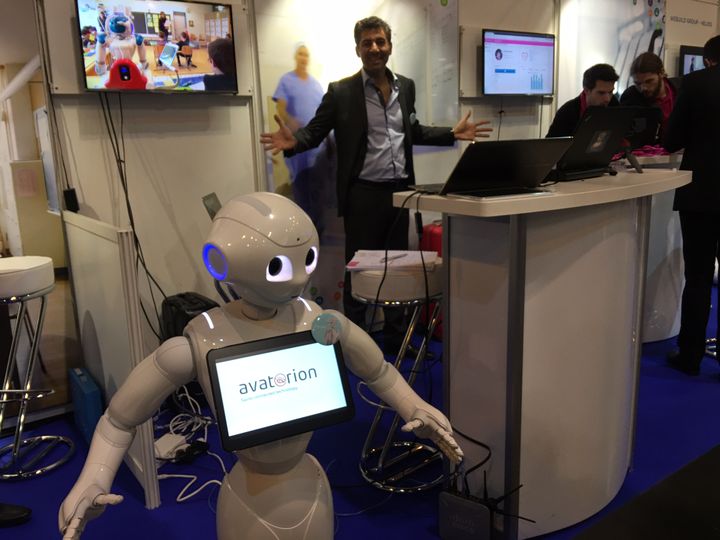 &nbsp; (Avec Avatarion, le robot Pepper reproduit les gestes de l'opérateur © JC)