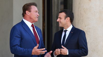 Arnold Schwarzenegger et Emmanuel Macron sur le perron de l'Elysée, à Paris, vendredi 23 juin 2017.&nbsp; (MUSTAFA YALCIN / ANADOLU AGENCY / AFP)