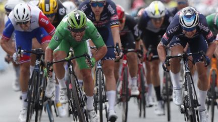 Mark Cavendish, vainqueur au sprint de la 6e étape du Tour de France, le 1er juillet 2021. (GUILLAUME HORCAJUELO / AFP)