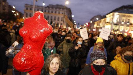 Des manifestants pro-avortement à Varsovie, le 6 novembre 2021. (WOJTEK RADWANSKI / AFP)