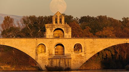 La lune couronne le pont d'Avignon, dans le Vaucluse, le 15 novembre 2024. (CBA / MAXPPP)