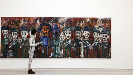 "Djoly du Mogoba", une peinture de l'artiste ivoirien Aboudia à la Saatchi Gallery à Londres le 1er avril 2014
 (Adrian Dennis / AFP)