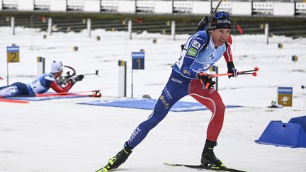 Quentin Fillon Maillet file vers le titre mondial, le 18 février 2023, lors du relais masculin des Mondiaux d'Oberhof (Allemagne). (TOBIAS SCHWARZ / AFP)