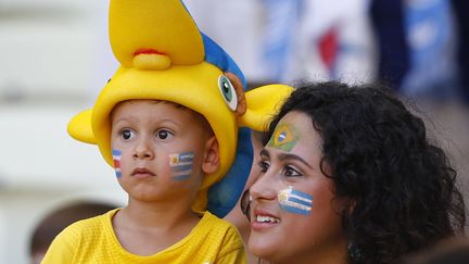 Un jeune supporter de l'Uruguay, portant le masque de la mascotte de la comp&eacute;tition, Fuleco, lors du match Uruguay-Costa Rica, le 14 juin &agrave; Fortaleza.&nbsp; (DOMINIC EBENBICHER / REUTERS)