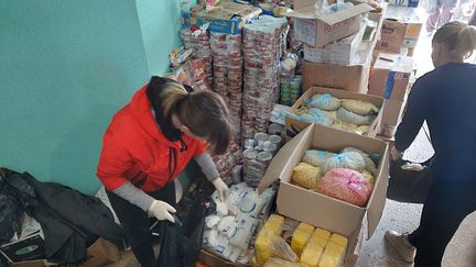 Vingt tonnes de produits alimentaires et d'hygiène sont distribués chaque jour&nbsp;dans ce centre de Dnipro, le 28 avril 2022. (FAUSTINE CALMEL / RADIO FRANCE)