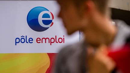 Une photo prise &agrave; Villeneuve d'Ascq (Nord), montre le logo de P&ocirc;le emploi, le 30 septembre 2014. (PHILIPPE HUGUEN / AFP)