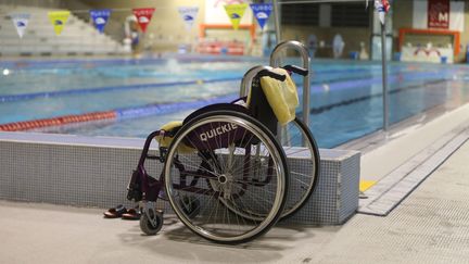 Un fauteuil roulant au bord d'une piscine municipale, en Alsace (photo d'illustration). (VINCENT VOEGTLIN / MAXPPP)