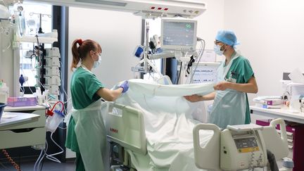 Le secteur du soin manque de personnel. Des infirmières dans un service de réanimation dans l'hôpital Pasteur de Colmar (Haut-Rhin). (HERVE KIELWASSER / MAXPPP)