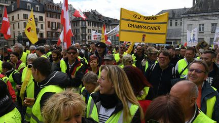 Des "gilets jaunes" manifestent samedi 4 mai à Chambéry.&nbsp; (JEAN-PIERRE CLATOT / AFP)