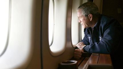 George W. Bush découvrant les dégats de Katrina, le 31 août 2005 à bord de l'Air Force One. (JIM WATSON / AFP)