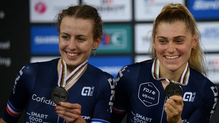 Valentine Fortin et Clara Copponi (de gauche à droite) avec leur médaille d'argent du madison lors des Mondiaux de cyclisme sur piste, à Saint-Quentin-en-Yvelines, le 15 octobre 2022. (ANNE-CHRISTINE POUJOULAT / AFP)