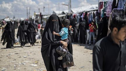 Une femme et son enfant dans le camp d'Al-Hol (Syrie), le 18 avril 2019.&nbsp;&nbsp; (DELIL SOULEIMAN / AFP)