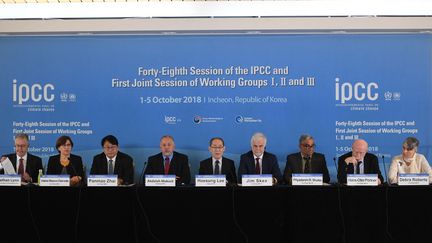 Des&nbsp;représentants du Giec donnent une conférence de presse à Incheon (Corée du Sud), le 8 octobre 2018. (JUNG YEON-JE / AFP)