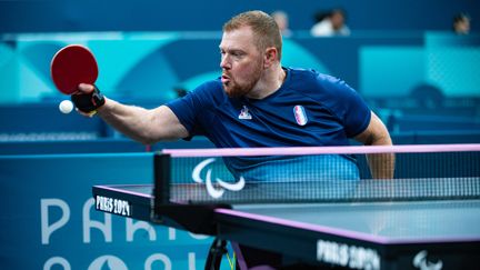 Fabien Lamirault lors du tournoi de paratennis de table des Jeux paralympiques 2024, à l'Arena Paris Sud, à Paris, le 4 septembre 2024. (ECHELARD DIDIER / AFP)