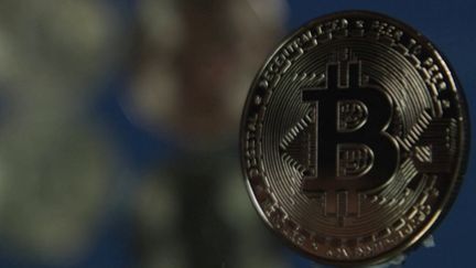 Le bitcoin atteint un nouveau record historique vendredi 8 mars avec la somme de 70 000 dollars. En 2024, le cours du bitcoin s’est envolé d’environ 60% et pourrait bien continuer à grimper dans les semaines et les mois à venir. (franceinfo)