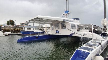 Le bateau Energy Observer est un navire à hydrogène ayant pour objectif de réaliser un tour du monde en autonomie énergétique, à Cherbourg (Manche). (ANTHONY RAIMBAULT / RADIO FRANCE)