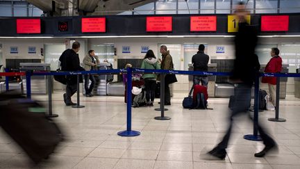 Des voyageurs &agrave; l'a&eacute;roport de Lyon (Rh&ocirc;ne), le 19 d&eacute;cembre 2011. (JEAN-PHILIPPE KSIAZEK /&nbsp;AFP)