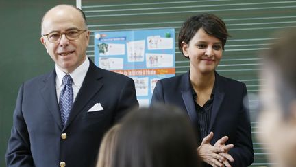 Bernard Cazeneuve, le ministre de l'Int&eacute;rieur, et Najat Vallaud-Belkacem, la ministre de l'Education,&nbsp;dans une &eacute;cole de Pantin (Seine-Saint-Denis), le 9 d&eacute;cembre 2014. (PATRICK KOVARIK / AFP)