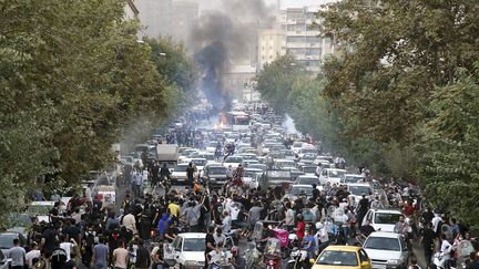 Des manifestants protestent dans les rues de Téhéran (Iran), le 21 septembre 2022.&nbsp; (AP/SIPA / SIPA)